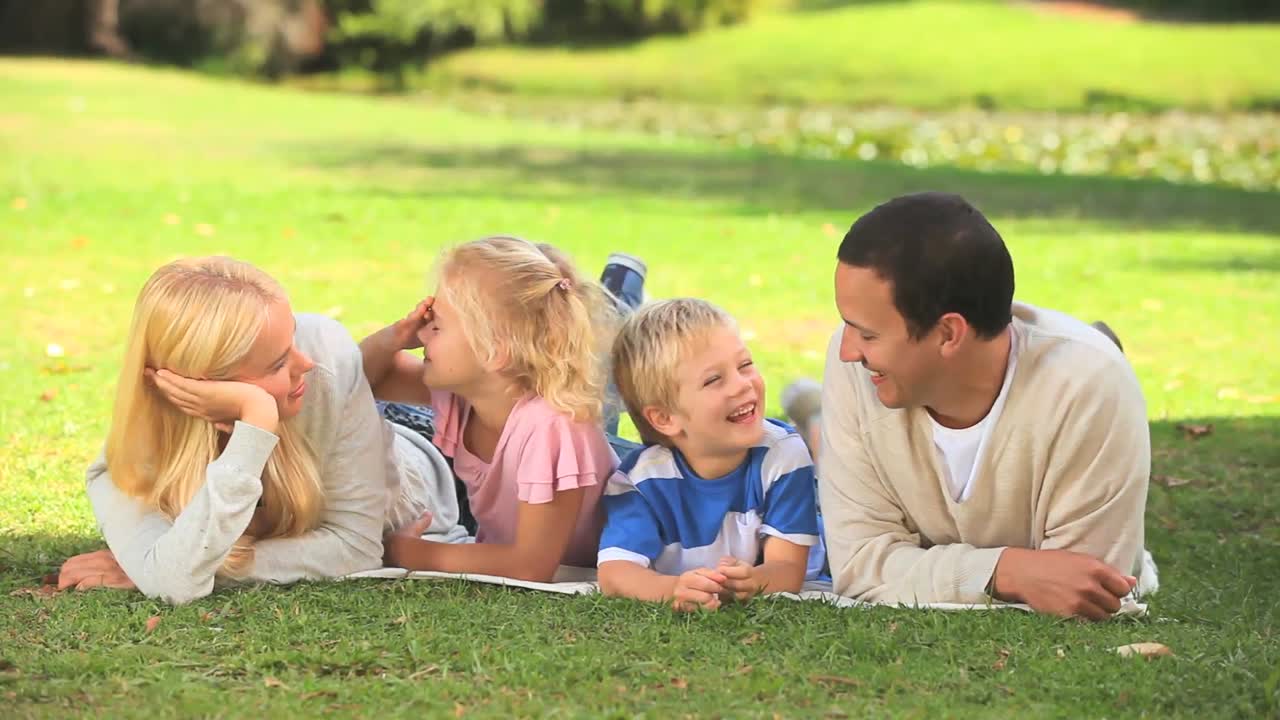 젊은 부부 가 두 자녀 와 함께 이야기 하고 있다