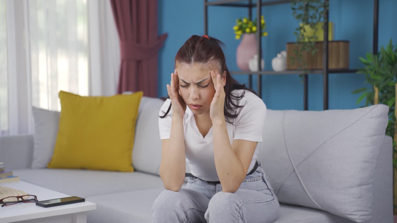 mujer joven con dolor de cabeza.