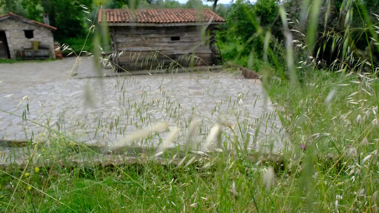4k 비디오: 작은 돌 땅, 작은 마을 집과 빨간 벽돌 지붕.