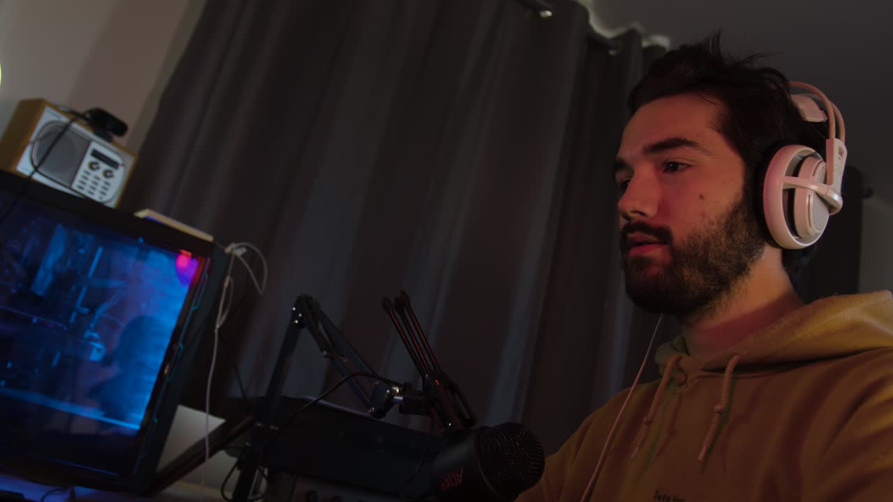 pc에서 게임을 하고 있는 남성이 게임에 들어가 웃고 있다