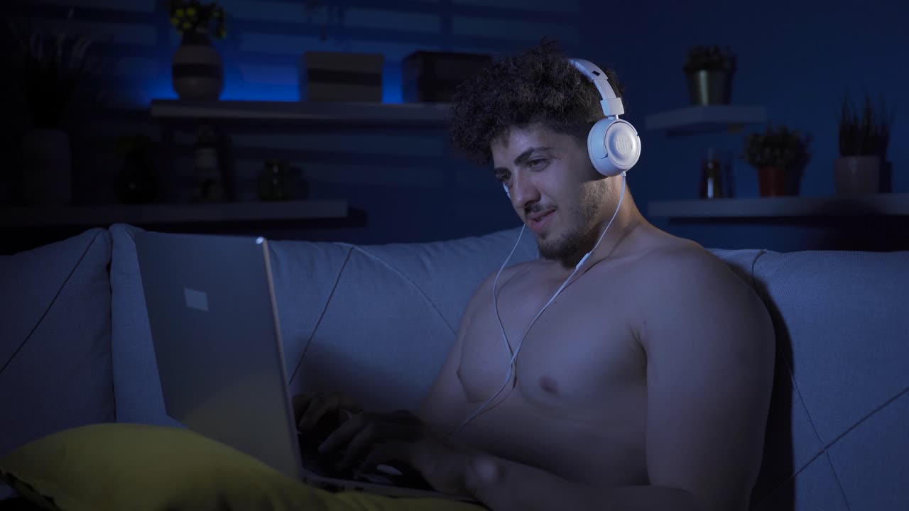 un joven feliz y alegre riendo, sintiéndose positivo.