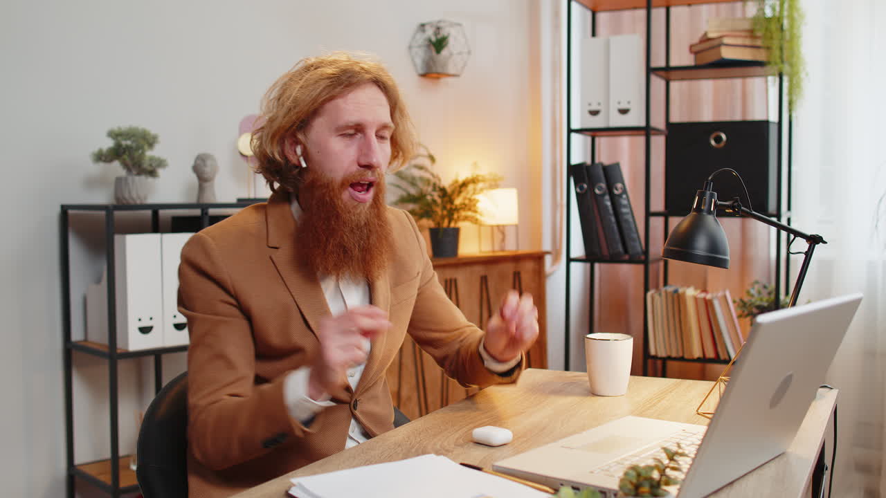 Uomo d'affari che si mette le cuffie, ascolta musica disco, si rilassa, fa una pausa, balla in ufficio.