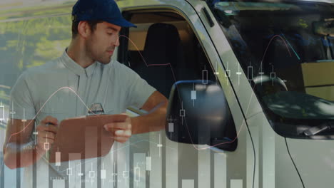 animación de datos financieros sobre feliz mensajero caucásico gestando delante del coche