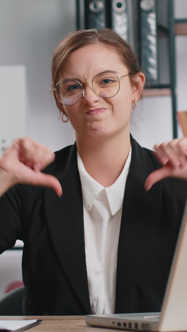 Mulher de negócios chateada mostrando o polegar para baixo não gosta de trabalho ruim desaprovação feedback insatisfeito no escritório