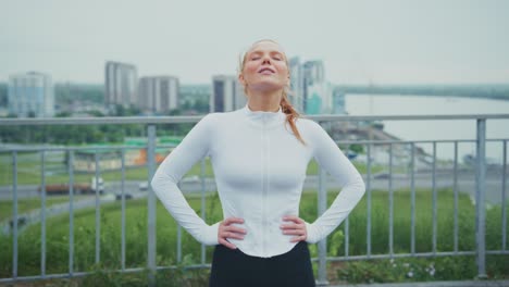 mujer estirándose al aire libre en la ciudad