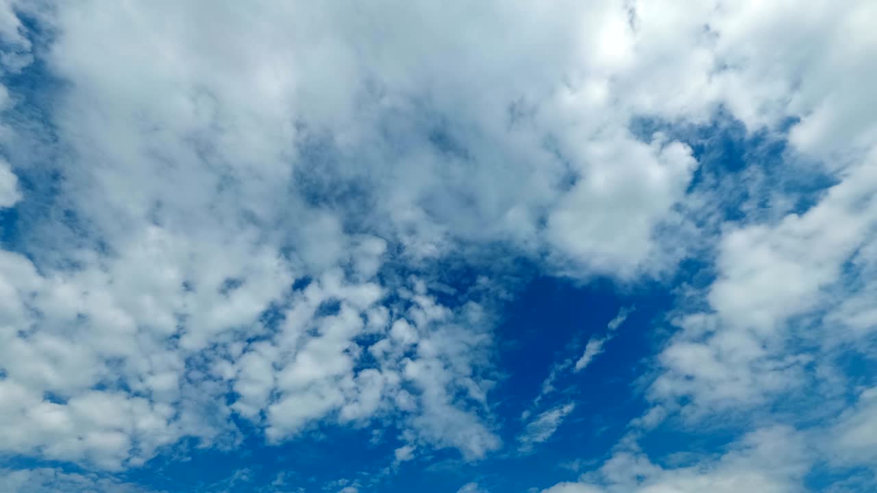 파란 하늘에서 구름이 움직이고 있습니다. 시간 경과