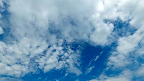 las nubes se mueven en el cielo azul.