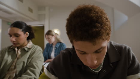 estudiantes en un aula