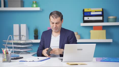 Businessman-showing-his-empty-wallet-to-the-camera.