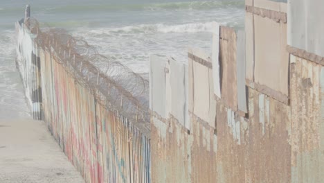 Línea-Fronteriza-De-La-Playa-De-Tijuana-Con-Olas-Rompiendo-En-El-Mar