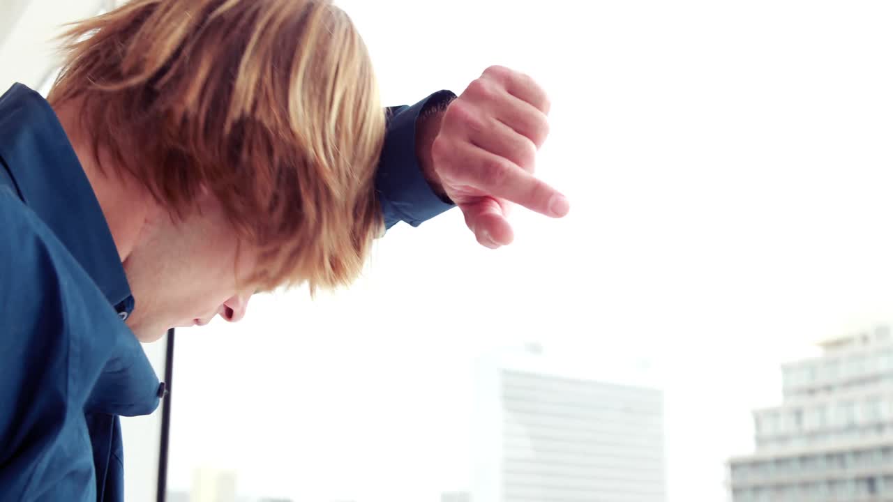 창문 밖을 바라보는  ⁇ 스터 사업가