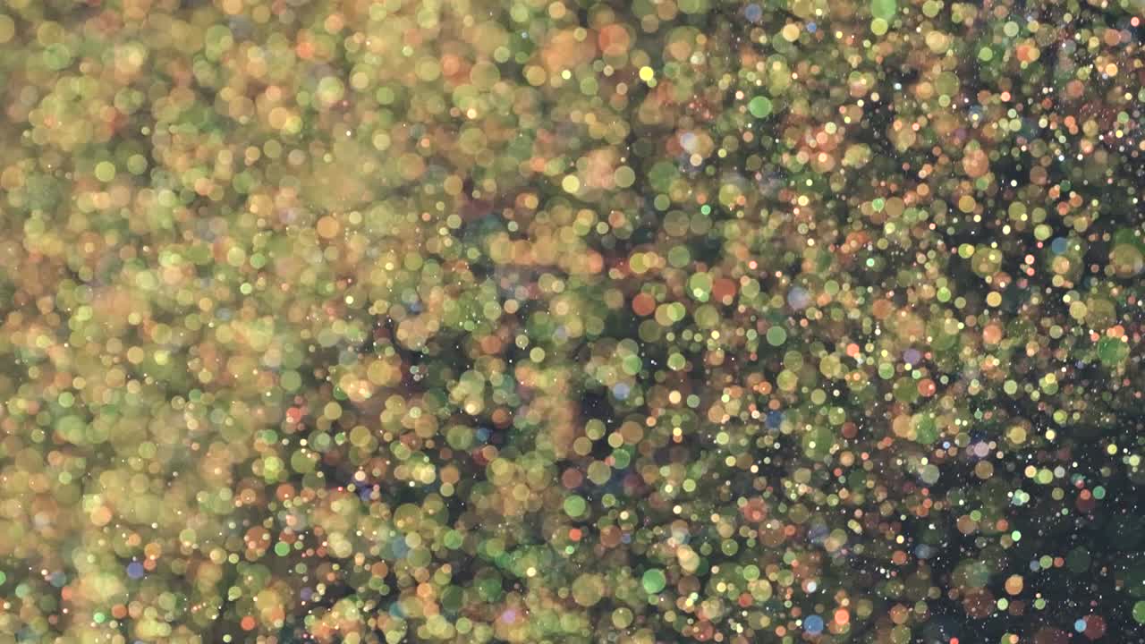 검은 바탕에 떠다니는 반이는 입자, 느린 동작