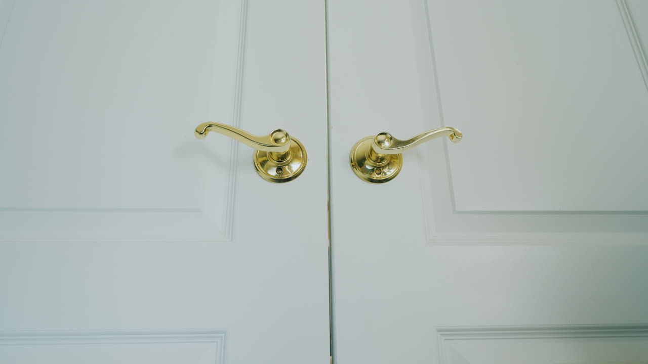 luna de miel en un hotel de lujo - la mano cuelga en el cartel de no molestar en una puerta de madera