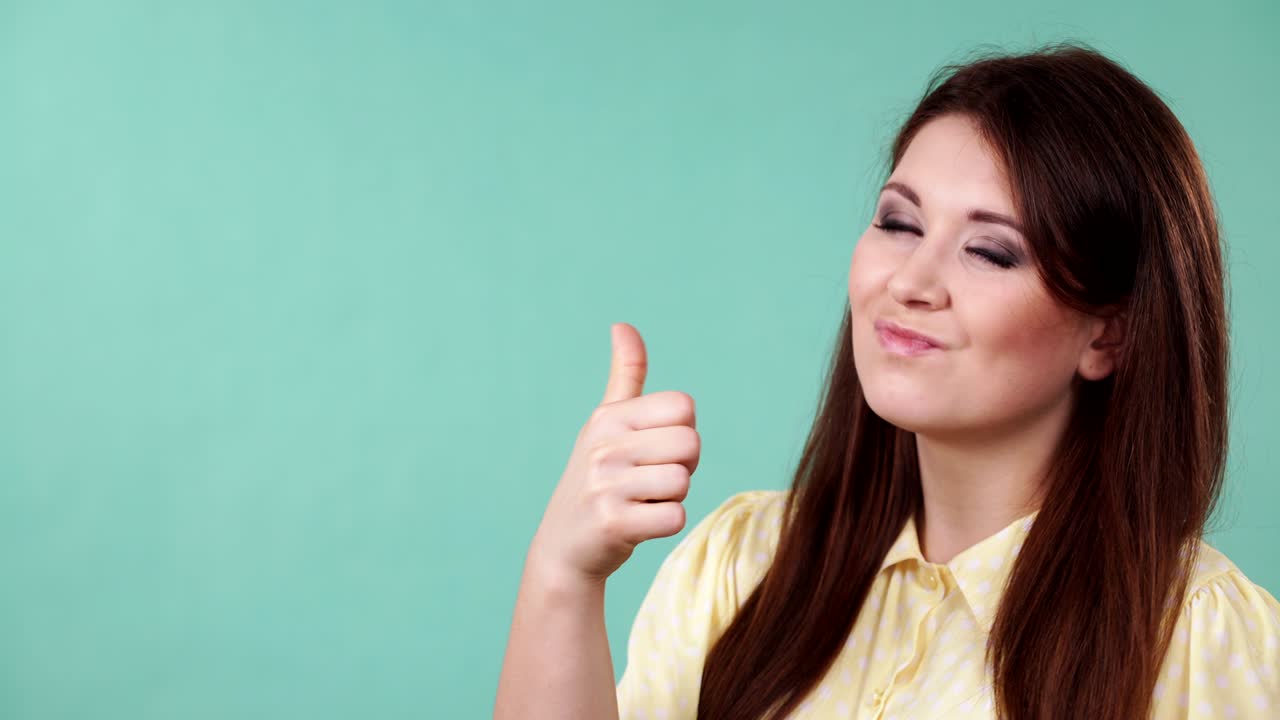 mujer haciendo el pulgar hacia arriba gesto 4k