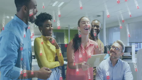 animación del procesamiento de datos sobre diversos colegas que discuten el trabajo en la oficina