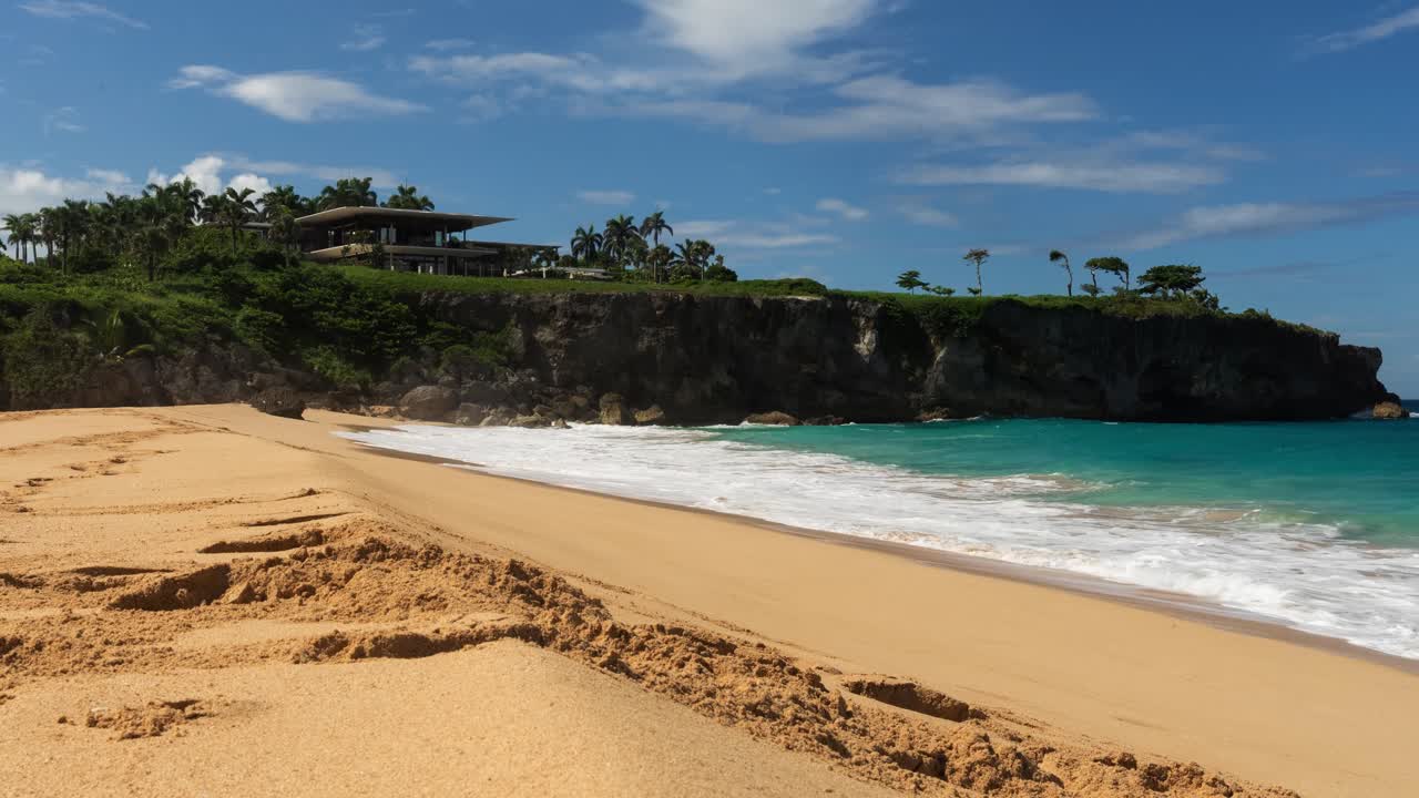 Timelapse della spiaggia che guarda verso le scogliere presso un hotel di lusso privato nella Repubblica Dominicana con campo da golf in una destinazione tropicale 4k