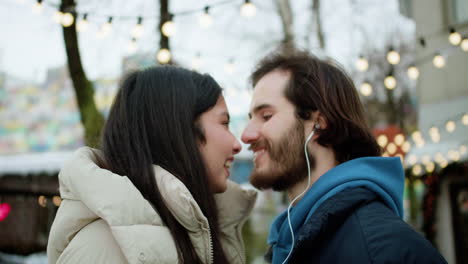 Man-kissing-his-girlfriend-outdoors