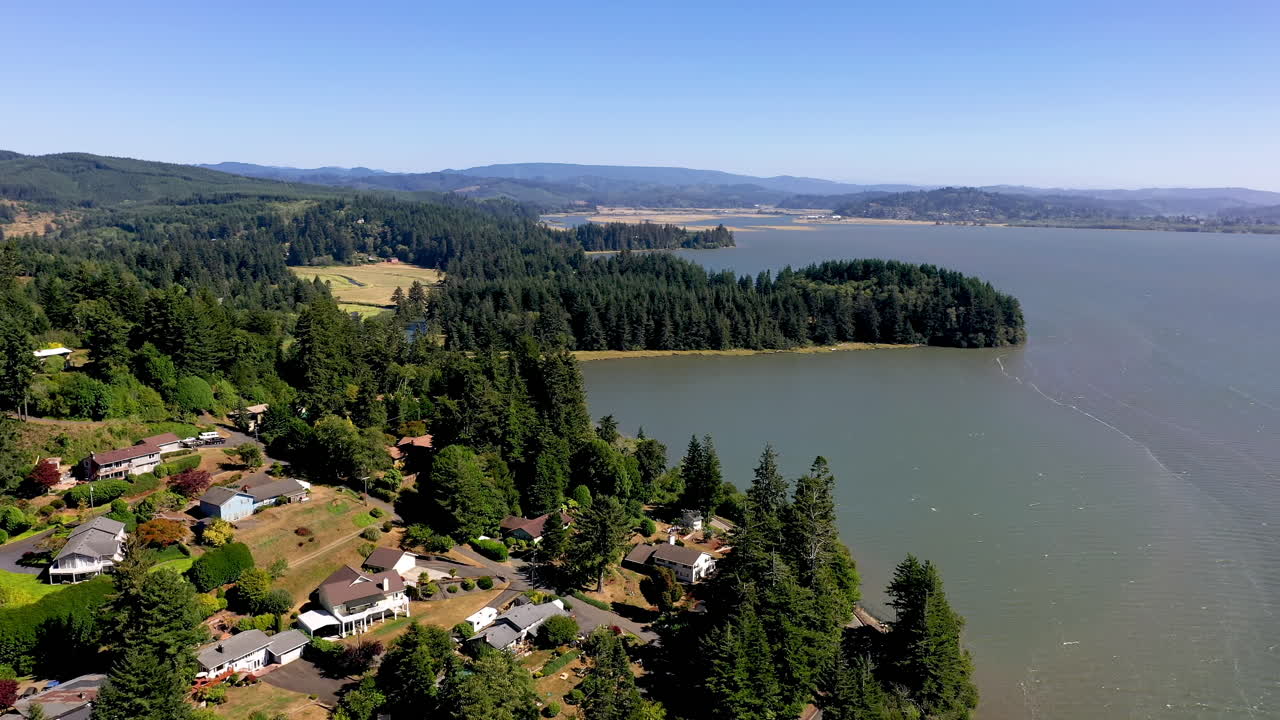 vista panorámica de las estructuras modernas de la casa en el acantilado costero de la bahía de coos en oregon durante el día soleado