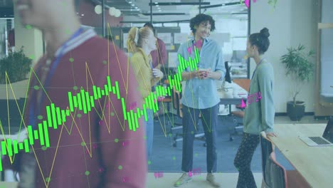 animación del procesamiento de datos estadísticos contra un grupo de diversos colegas discutiendo en la oficina