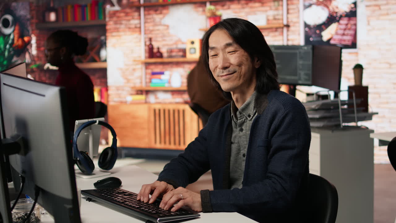 실리콘 리의 작업장에서 코딩 플랫폼을 사용하는 웃는 남자의 초상화