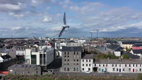 imágenes aéreas capturan una vista del arco español y &#39;la larga caminata&#39; en galway, irlanda