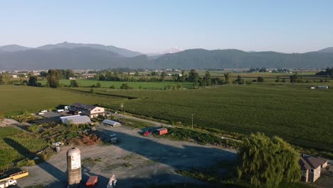 Panorámica-Aérea-De-Tierras-De-Cultivo-De-1-3-Valles-De-Montaña-Sobre-Viñedos-Orgánicos-De-Frutas-De-Bodega-Cosechas-Listas-Para-Cosechar-En-Un-Día-Caluroso-Y-Soleado