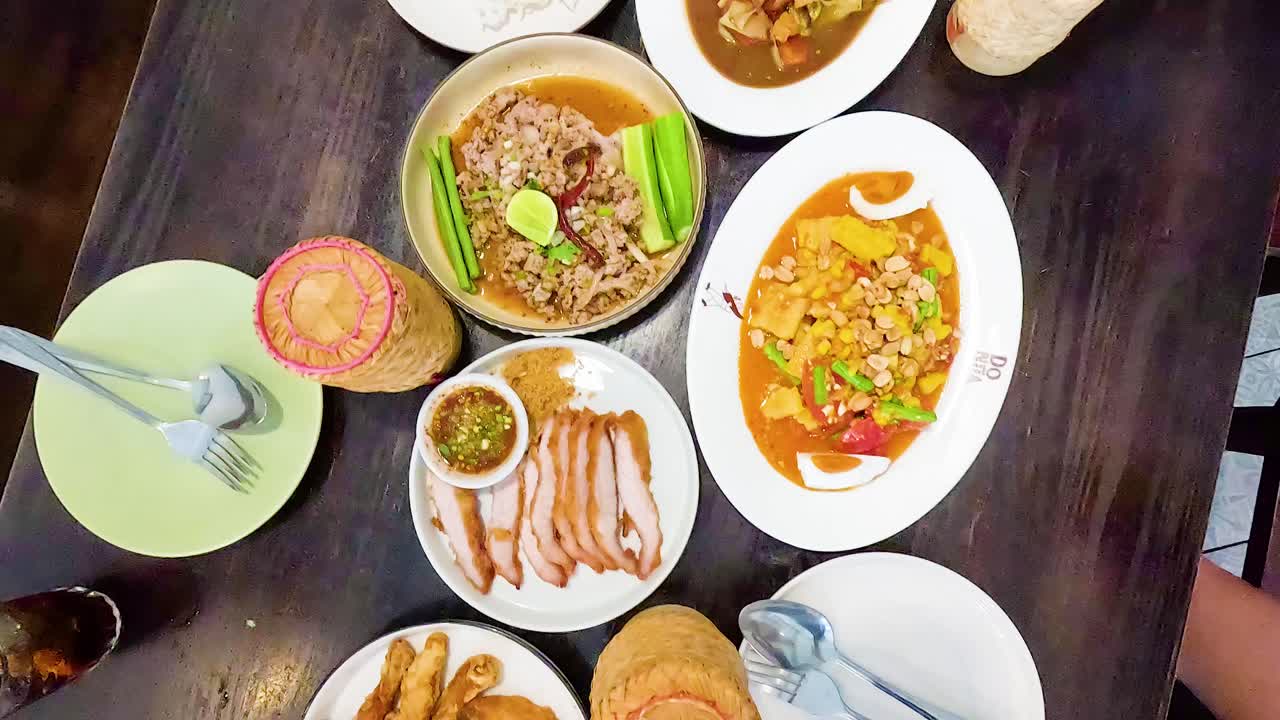 다양한 전통 태국 음식이 제공됩니다.