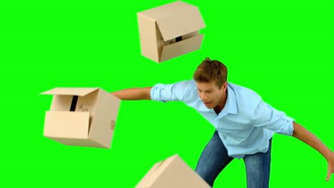 Un-Hombre-Torpe-Dejando-Caer-Cajas-En-La-Pantalla-Verde