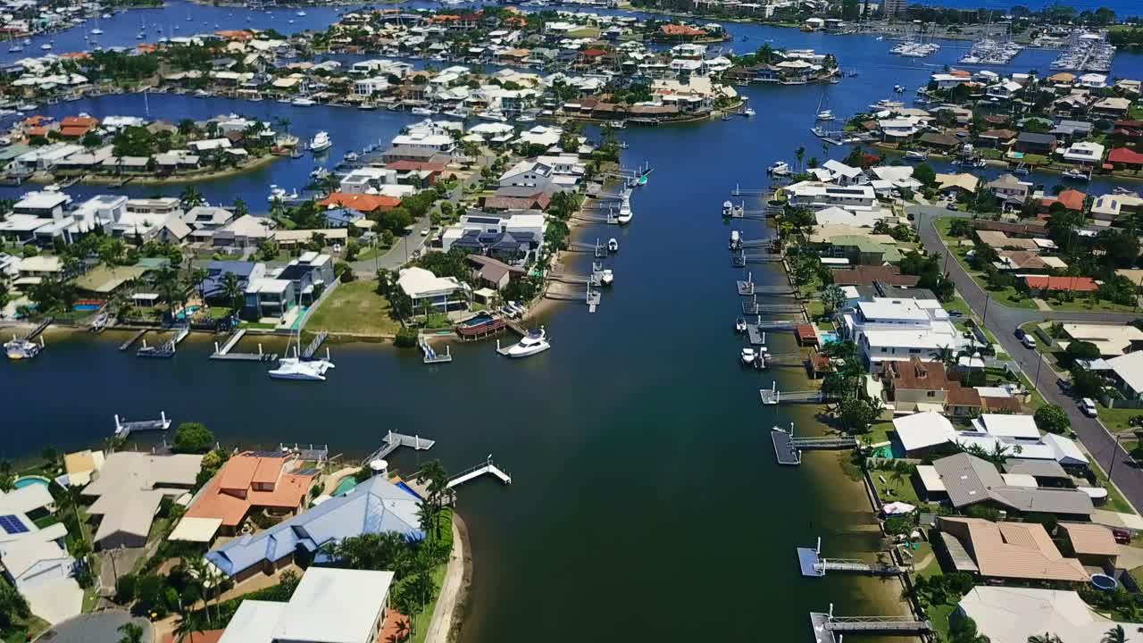 해변 마을에 드론 비행