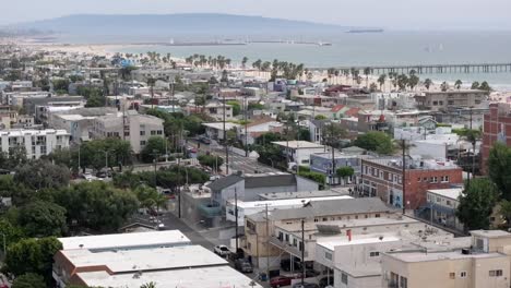 venecia, vecindario de california vuelo aéreo hacia la playa y el muelle