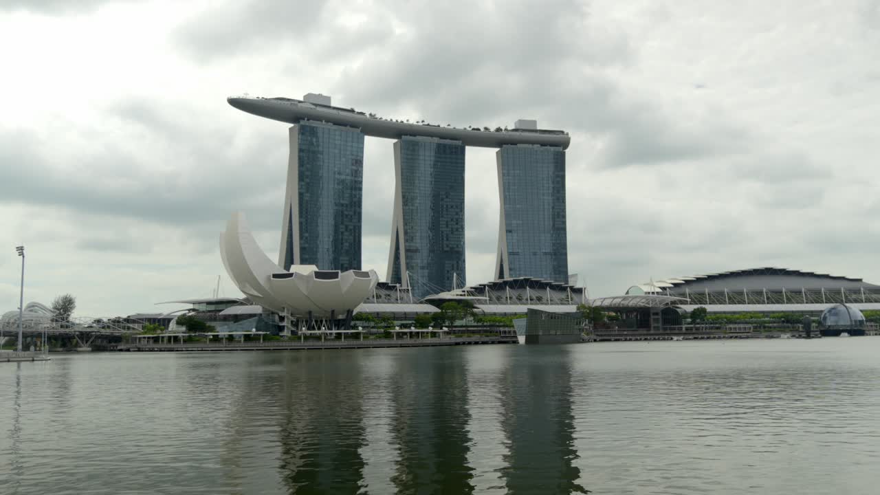 Marina Bay ArtScience Müzesi Singapur bulutlu gün.