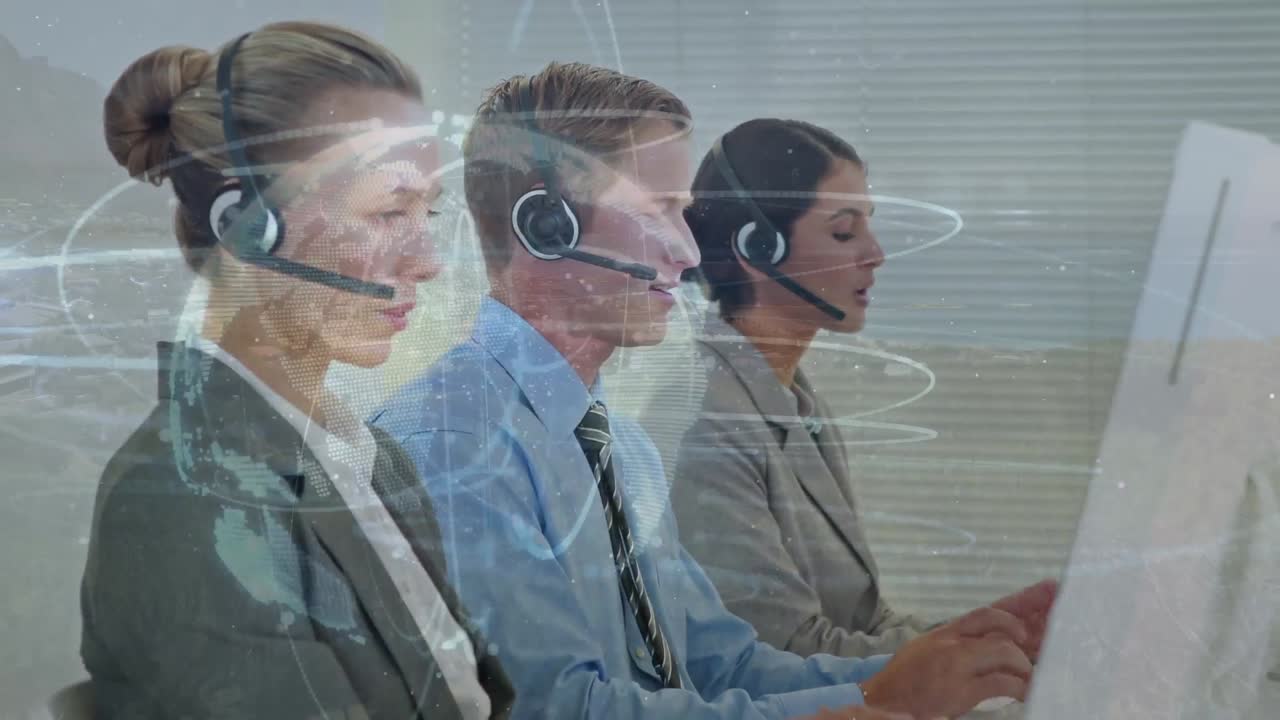 animación del procesamiento de datos sobre diversas personas de negocios que usan auriculares telefónicos