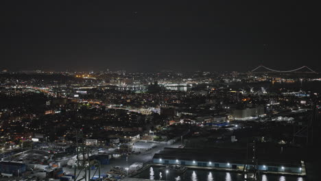 NYC-New-York-Luftaufnahme-V290-Drohnenüberflug-über-Columbia-Street-Waterfront-District-Mit-Erfassung-Des-Maritimen-Industriegeländes,-Des-Autobahnverkehrs-Und-Der-Stadtlandschaft-Von-Red-Hook-Bei-Nacht-–-Aufgenommen-Mit-Inspire-3-8k-–-September-2023