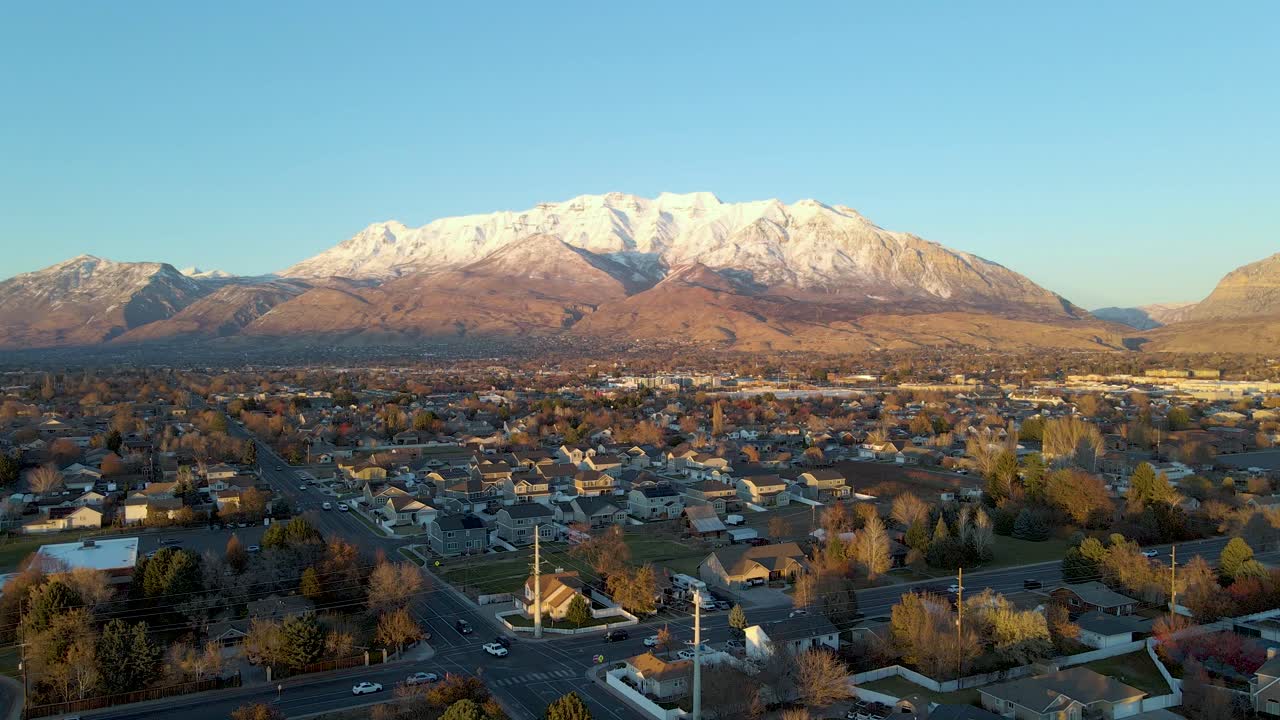 жилой пригород города солт-лейк-сити, штат юта, на фоне горы тимпаногос, аэрофотосъемка