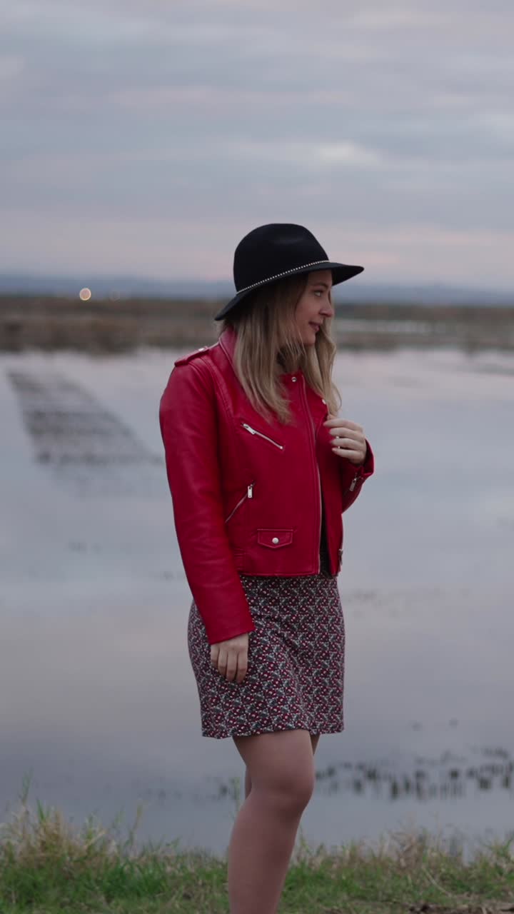 Donna con giacca rossa e cappello