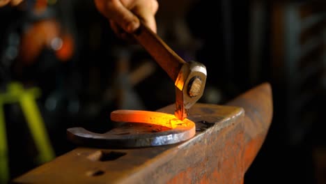 Metalsmith-molding-horseshoe-in-factory-4k