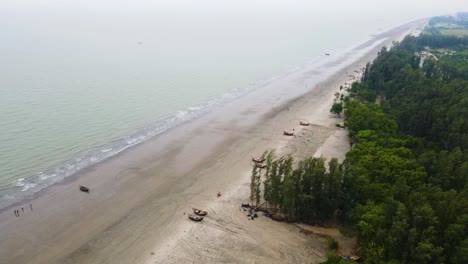 Bosque-Tropical-A-Lo-Largo-De-La-Costa-Arenosa-De-La-Playa-De-Kuakata-Con-Barcos-De-Pesca-En-Bangladesh,-Asia-Del-Sur