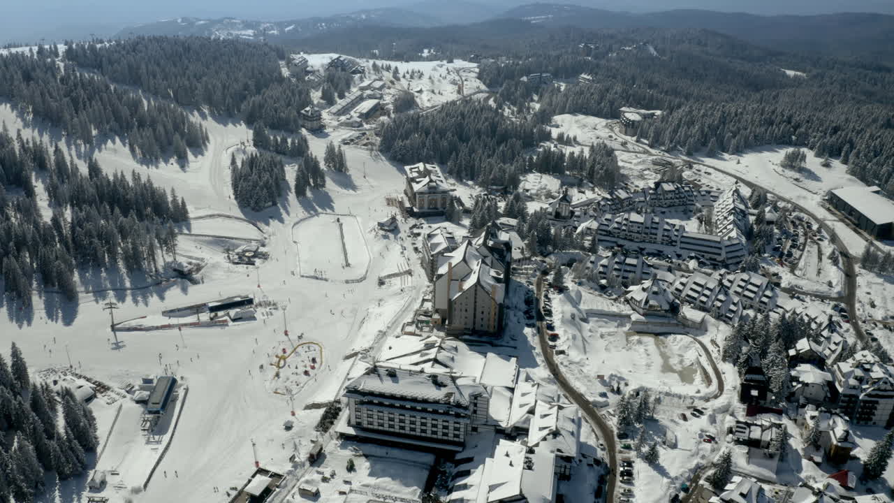 Vista aerea di una stazione sciistica innevata in inverno