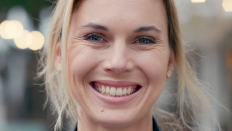 mujer, sonrisa y rostro en retrato con luces de la ciudad