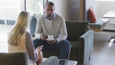 Gente-De-Negocios-Trabajando-En-Una-Oficina-Moderna