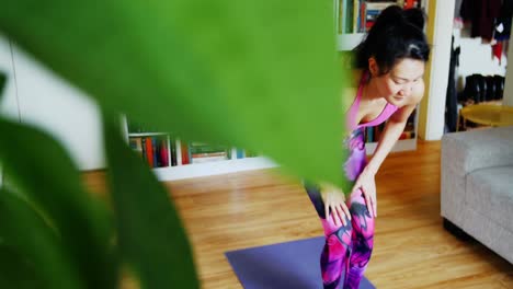 Schöne-Frau,-Die-Yoga-Im-Wohnzimmer-Praktiziert