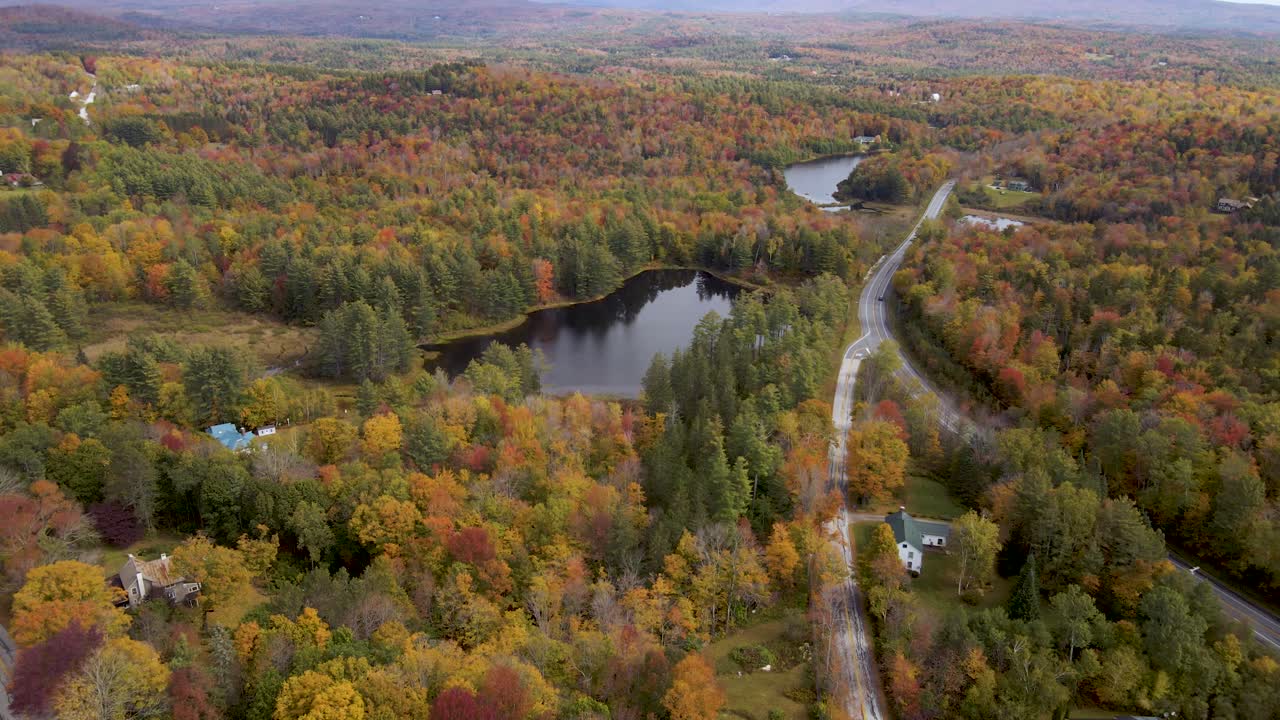 colores de otoño en la temporada de otoño de américa - carretera interestatal de nueva inglaterra