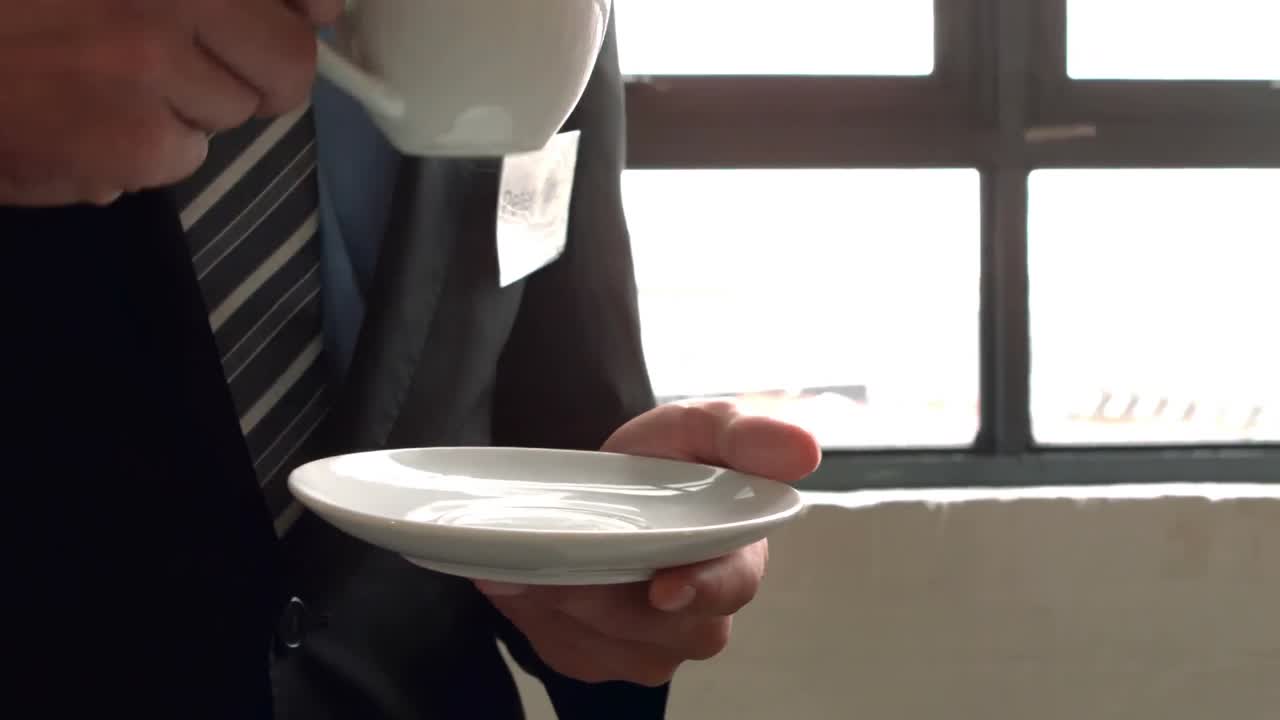 커피를 마시는 사업가