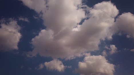 Un-Lapso-De-Tiempo-De-Nubes-Que-Desaparecen-Hasta-Que-Solo-Queda-El-Cielo-Azul