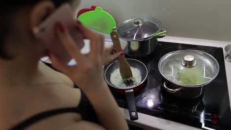 Hermosa-Mujer-Caucásica-Hablando-Por-Teléfono-Mientras-Cocina