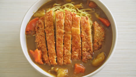 Fideos-Ramen-Al-Curry-Con-Chuleta-De-Cerdo-Frita-Tonkatsu---Estilo-De-Comida-Japonesa