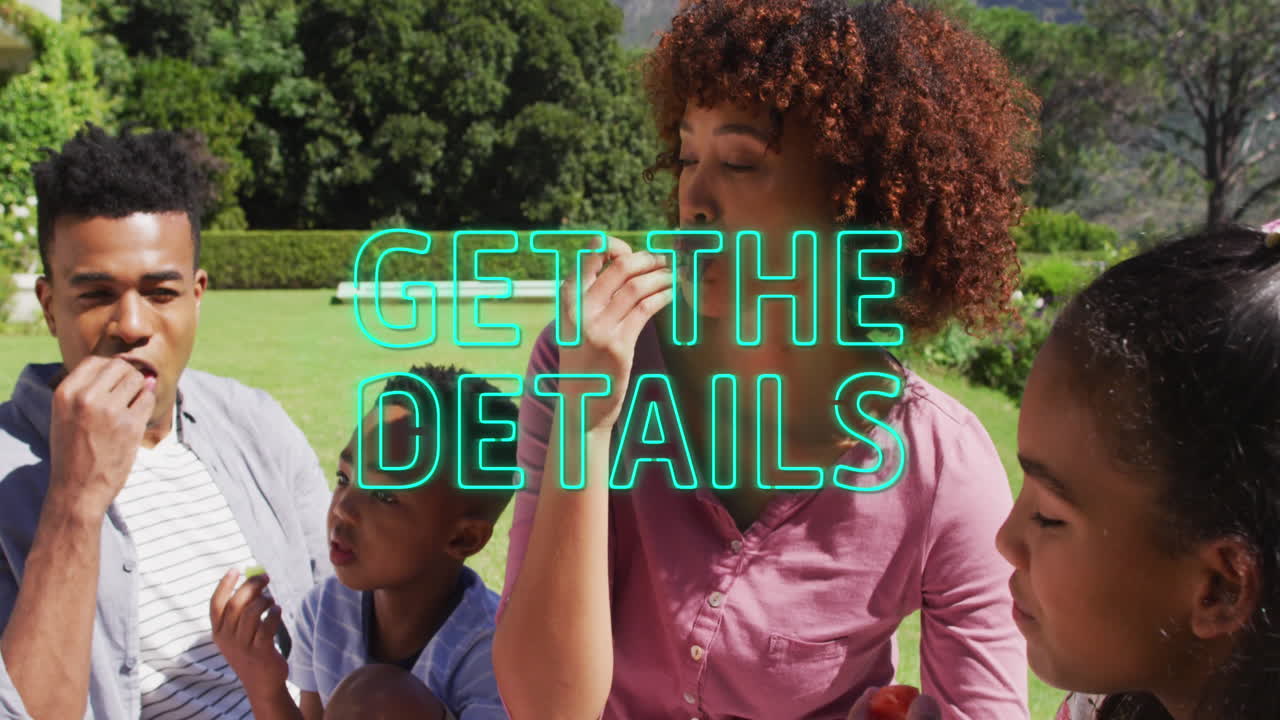 animación de obtener los detalles texto sobre la familia afroamericana afuera