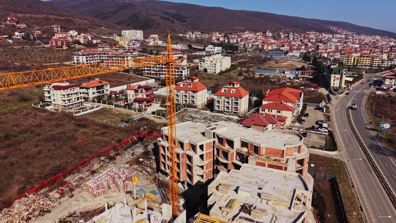 Vinç ve Konut Binalarıyla İnşaat Alanının Kuşbakışı Görünümü