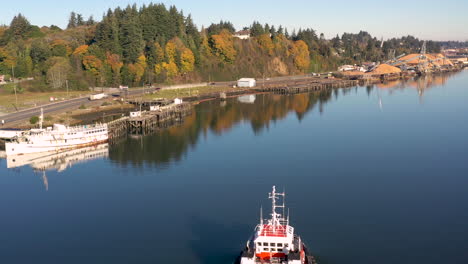 Langsamer-Dolly-über-Schlepper,-Coos-Bay-Und-Sonniger,-Grüner-Oregon-Küste