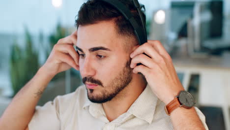 auriculares, centro de llamadas y hombre feliz